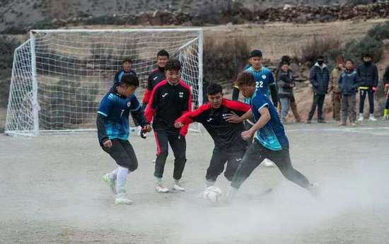 西藏<em>昌都</em>：“云中球场”上的藏东小镇足球赛