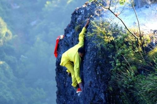 中国最<em>牛逼的</em>无保护攀岩大师，在悬崖上帮游客上香