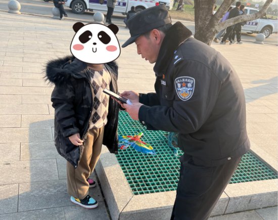 豫祝平安 | 6岁<em>男孩</em>马街会场走失 特警队员迅速帮其找家人