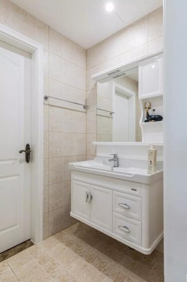 卫生间<em>门</em>与<em>洗手台的</em>设计，简约的白色真的很不错！
