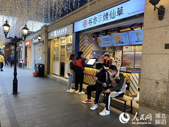 记者实地探访<em>武汉商场</em>恢复营业首日