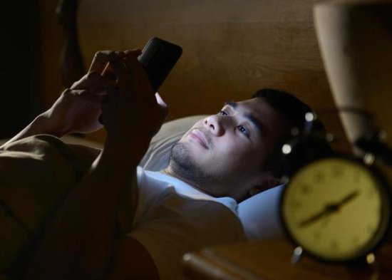 睡前玩手机竟可能诱发癌症！手机的这种<em>错误用法</em>“伤财害命”~