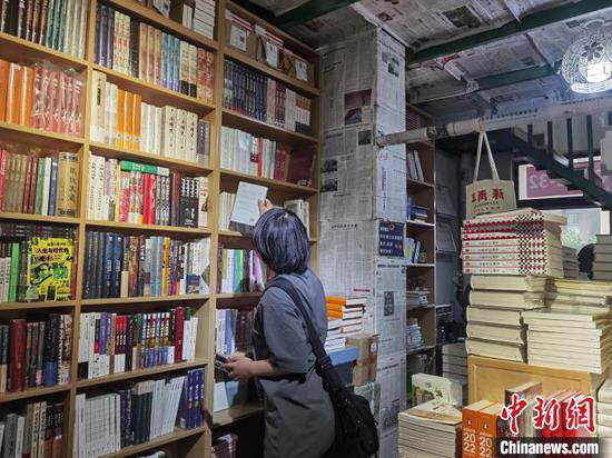 贵州“MyNF”书店老板兼职打工“养店”：为梦想而坚持