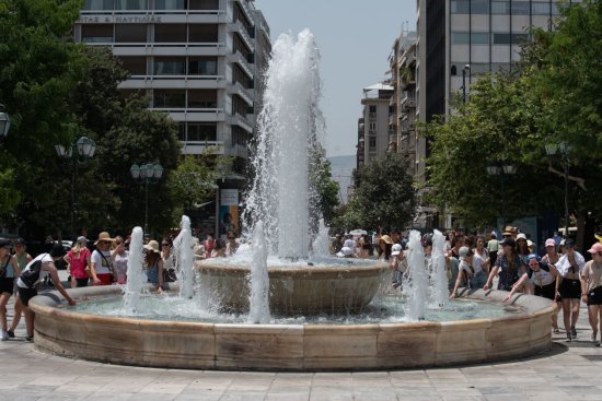 被人倒进大量<em>洗洁精</em>？雅典宪法广场喷泉变“泡泡浴缸”