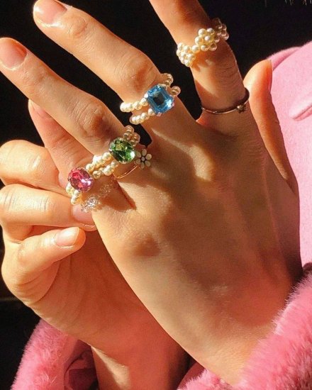 小时候5块钱买一堆的“<em>珠宝</em>”，是今年最<em>时髦的</em>戒指！
