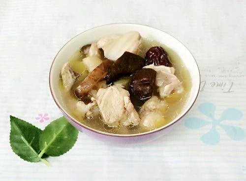 <em>养生汤</em>分享：鱼丸干豆腐丝鲜、杜仲猪尾汤、香菇鸡汤的简单做法