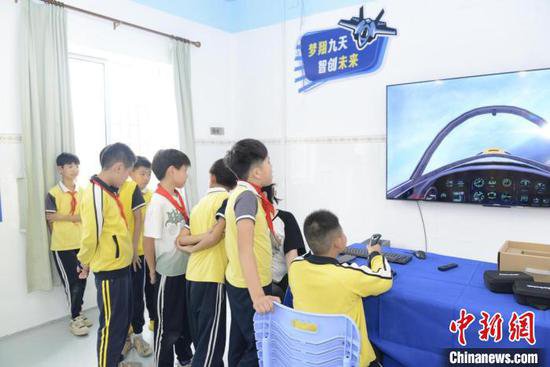 <em>广州</em>科普力量为粤东山区学生开启“太空探索之旅”