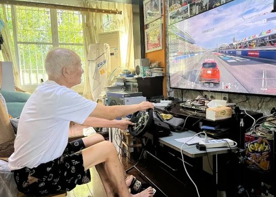 酷！88岁“老玩童”获“最年长的ImageTitle<em>游戏</em>博主”吉尼斯...