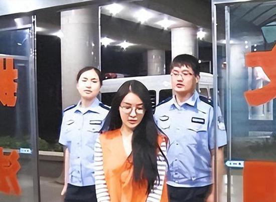 32岁郭美美再次出狱，容貌大变，回湖南老家用7988元最新手机