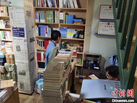 贵州“ImageTitle”书店老板兼职打工“养店”：为梦想而坚持