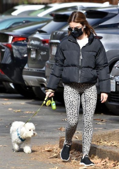 露西·海尔穿斑点印花裤上街遛狗，新发型真的是太<em>漂亮</em>了