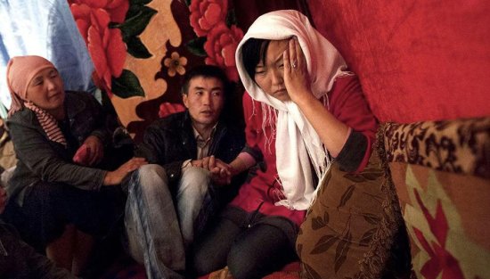 娶媳妇<em>全</em>靠抢？在吉尔吉斯斯坦，“<em>绑架</em>新娘”是一项浪漫传统？