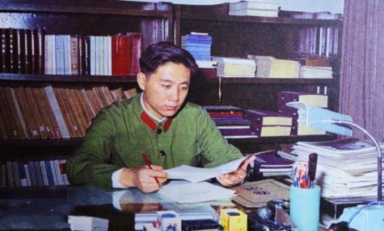 王洪文38岁时担任正国级，当农民的弟弟想进城做工，他怒道：不...