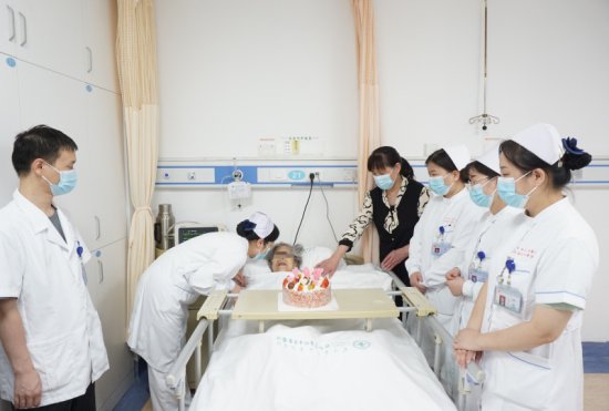 百岁老人顺利完成髋关节置换术 病房内庆祝生日