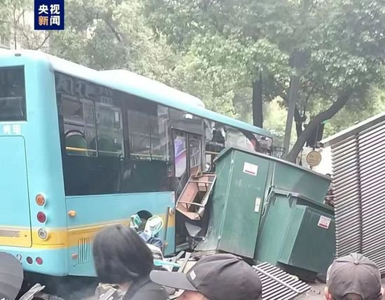 南昌一公交车撞上行人致3死7伤，目击者：有两人躺在地上喊救命