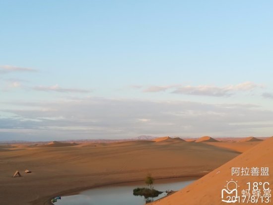 沙漠/早上九点钟的时候，坐冲浪车离开腾格里沙漠。