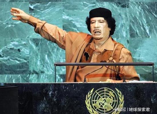 卡扎菲临死前的真实状态：被拖行40多米手抹眼泪，士兵用手机...