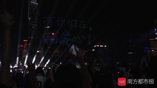 《中国医生》广州首映，无人机致敬抗疫英雄