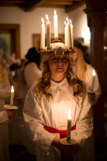<em>蜡烛</em>头冠、<em>白</em>礼服、红腰带…超强仪式感的瑞典节日，你知道吗？