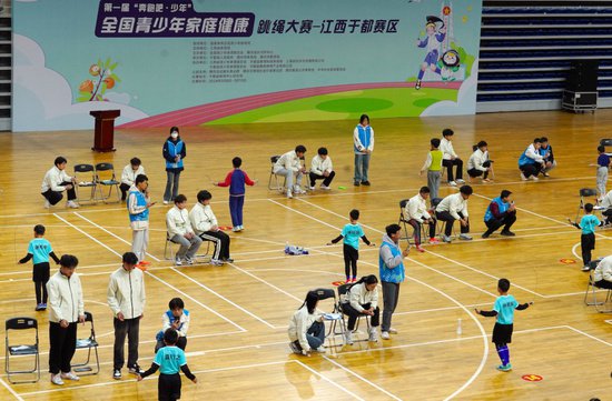 全国青少年家庭健康<em>跳绳</em>大赛在江西于都举行
