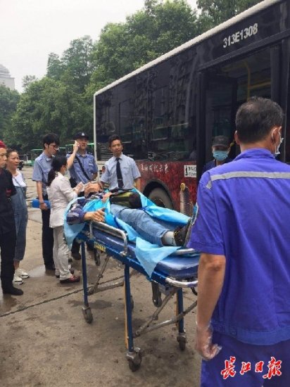 乘客车上突发脑溢血 武汉公交司机及时救助送医