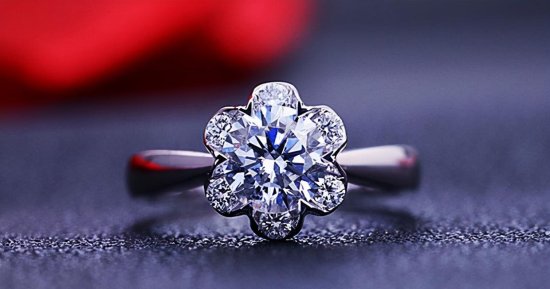 钻石戒指价格高吗？买钻戒真的越贵越好吗？<em>一般要花多少钱</em>？