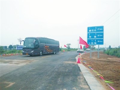 准格尔旗/7月10日，康巴什至准格尔旗准格尔召镇的旅游公路正式开通。