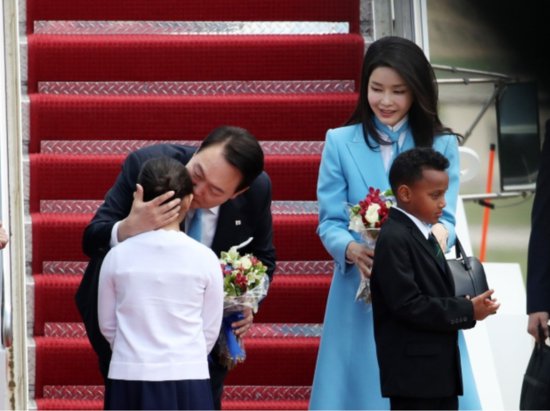 又引争议！韩媒：尹锡悦抵美在机场<em>亲吻</em>花童，在野党议员随即...