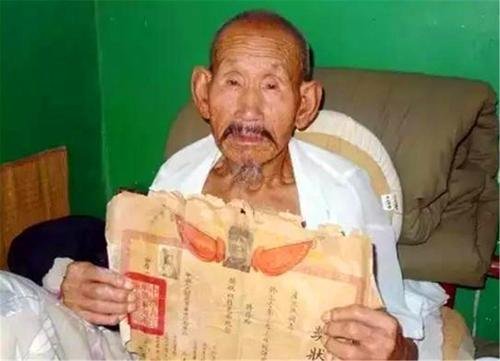 河南90岁老汉病逝，女儿收拾遗物时发现一张旧纸，身份被政府...