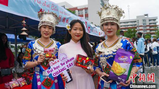 广西高校中外师生欢度国际文化节和泼水节 展示各国民俗风采