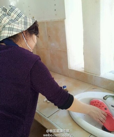 泰媒曝光：<em>中国</em>游客在泰国<em>卫生间洗手</em>台洗脚