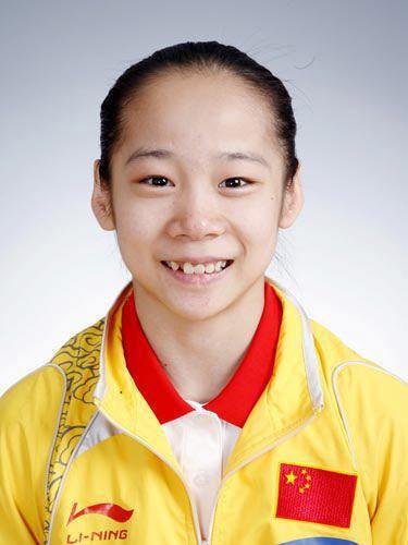 少女邓琳凤：身高1.37米的体操冠军，退役<em>后</em>再发育，如今美成...