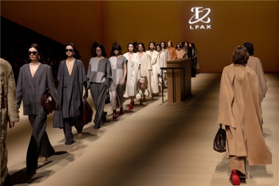 国潮<em>女装</em>品牌LFAX上海时装周放光彩，圆满完成展现创新力量