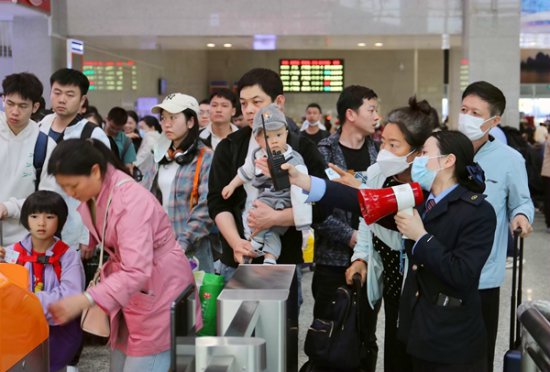 桂林<em>火车站</em>“三月三”小长假累计发送旅客44.1万人次