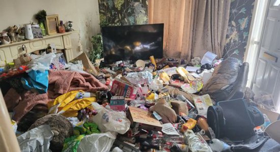 英国一住宅堆满垃圾 清洁人员两天才<em>打扫干净</em>