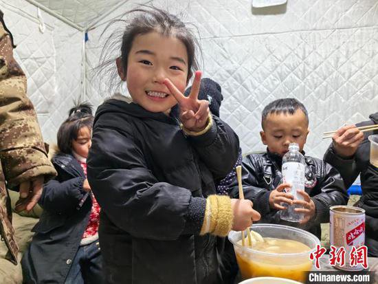 青海民和震区“大家庭”冬至吃饺子 感受不一样的温暖