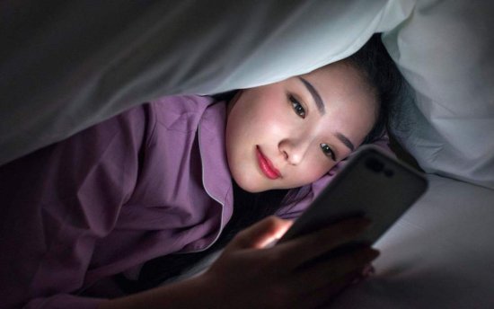 睡觉时手机放在<em>枕边的</em>2个坏处，并不是辐射致癌，但确实损害健康