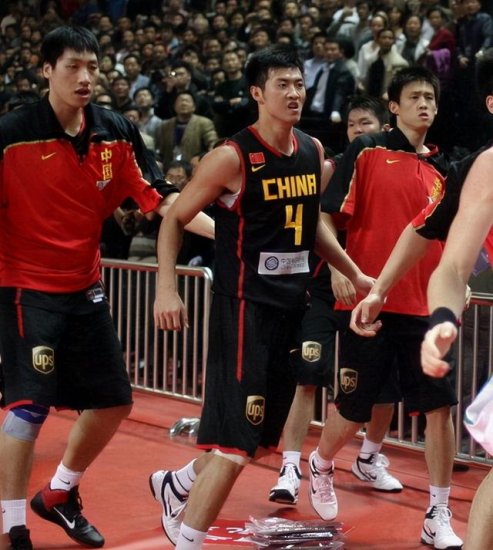 2010年<em>热身赛</em>，中国男篮与<em>巴西</em>男篮打架斗殴，导火索是什么？