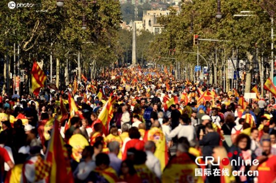 西班牙巴塞罗那数万人<em>上街</em>游行 反对加泰罗尼亚独立-国际<em>在线</em>