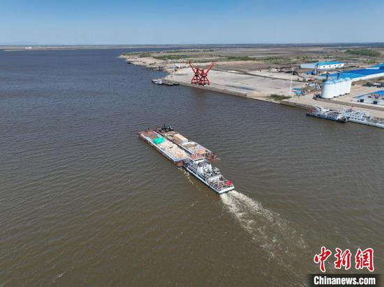 <em>松花江</em>最末端港口开启2024年夏季水上国际货物运输