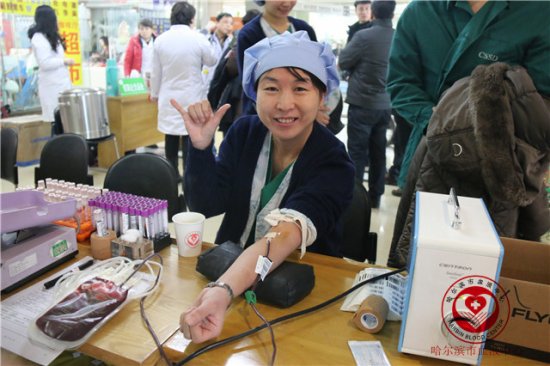 焦军东/1月22日，哈尔滨医科大学附属第二医院组织团体献血活动，医疗...