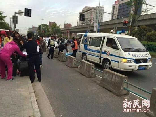 上海/图说：救护车赶到及时将孕妇送医。嘉定公安供图