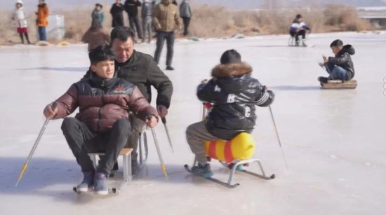 新疆柯坪县群众畅享冰雪乐趣 共度新春佳节