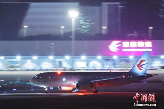 全球首架C919大型客机从上海起飞 参加新加坡国际航空航天与...