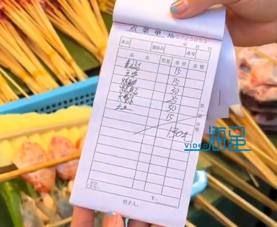 女子在云南旅游遇路边摊刺客，土豆15元一串只有10片，当事人：...