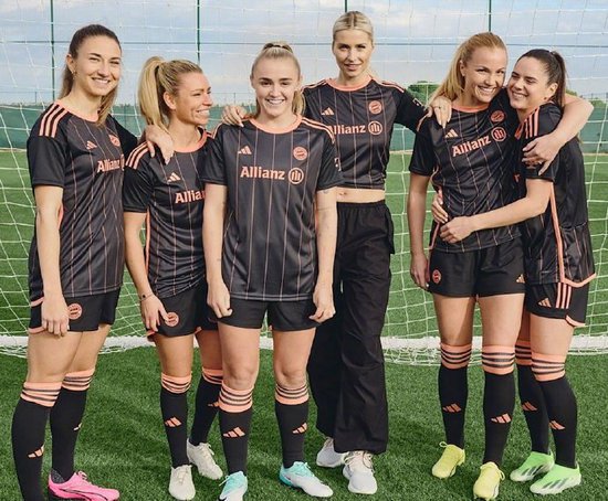 拜仁历史<em>上</em>首次专门为女足设计球衣，妇女节正式上线