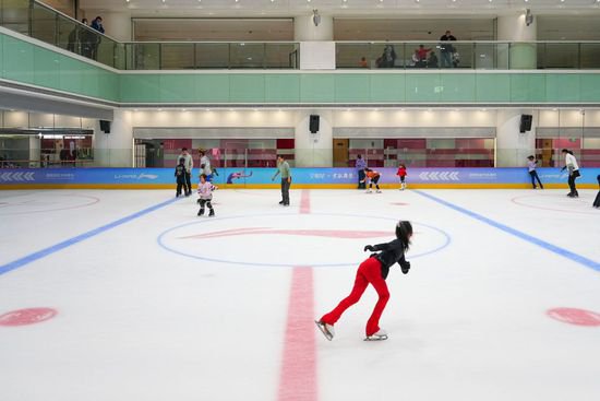 <em>北京</em>：青少年<em>室内</em>冰场练习滑冰 体验体育冰雪运动