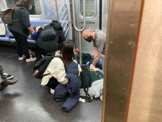 凶手在逃中！纽约枪杀案16人受伤! 地铁恐慌停线，多图更新…