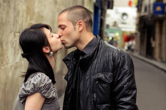 台湾女孩<em>八年前</em>与百名巴黎男子接吻 如今成个性人妻