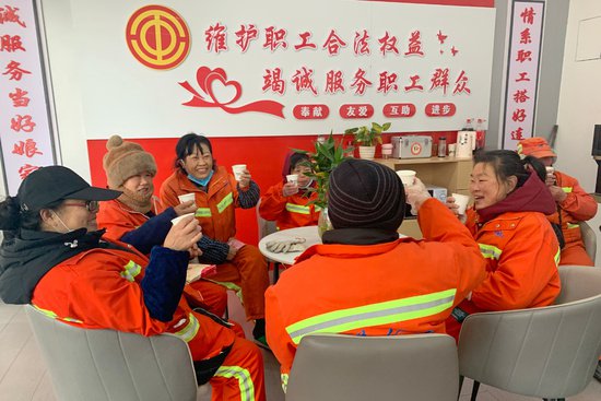 襄阳市总工会慰问风雪中的一线职工